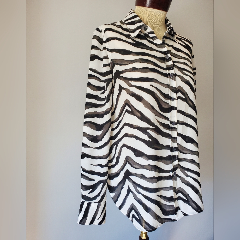 Banana republic zebra print blouse. Size small. - Picture 2 of 9